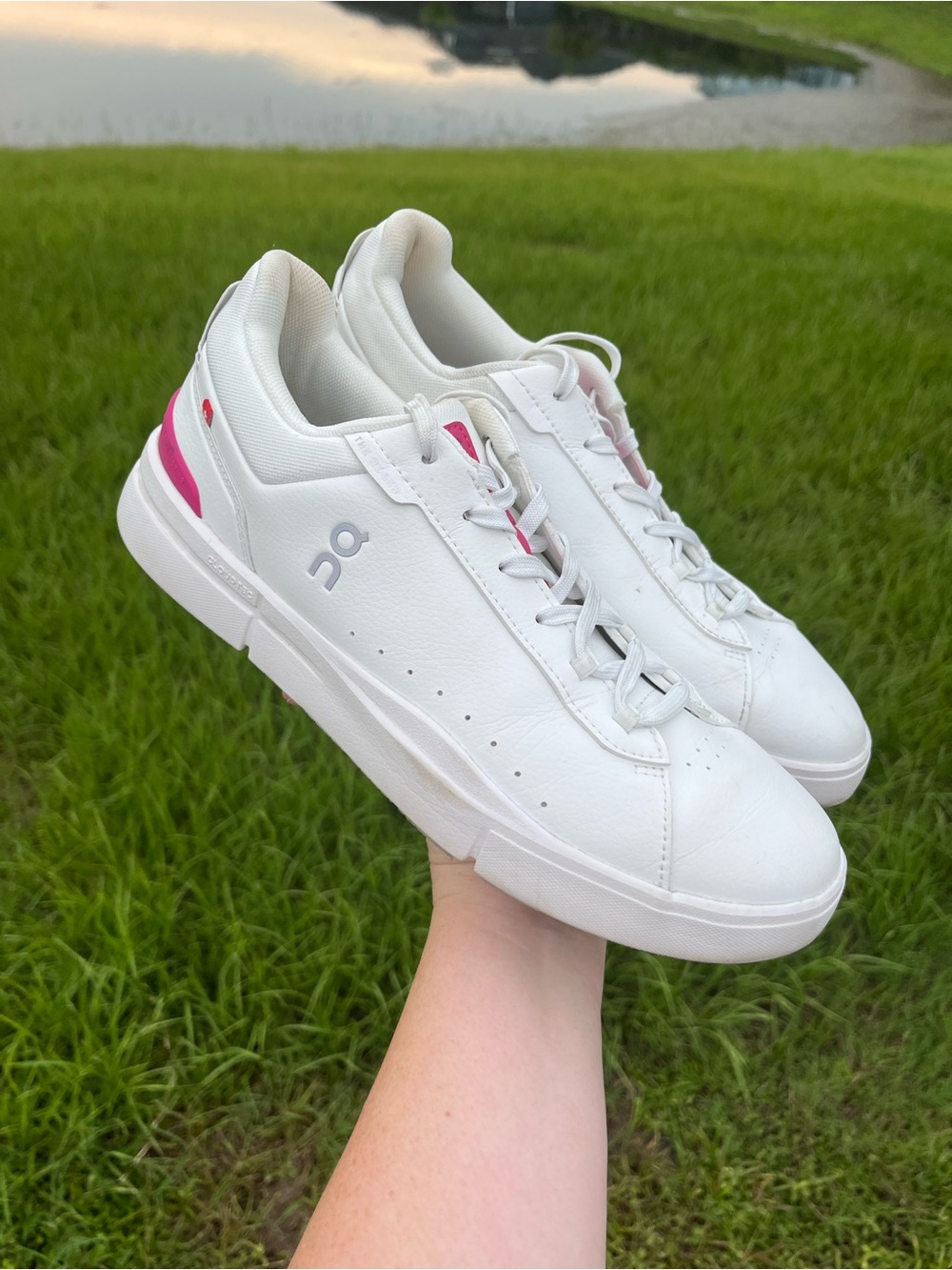 EUC On Running The Roger Advantage White Sneakers with Pink Accent Trim Size 9.5